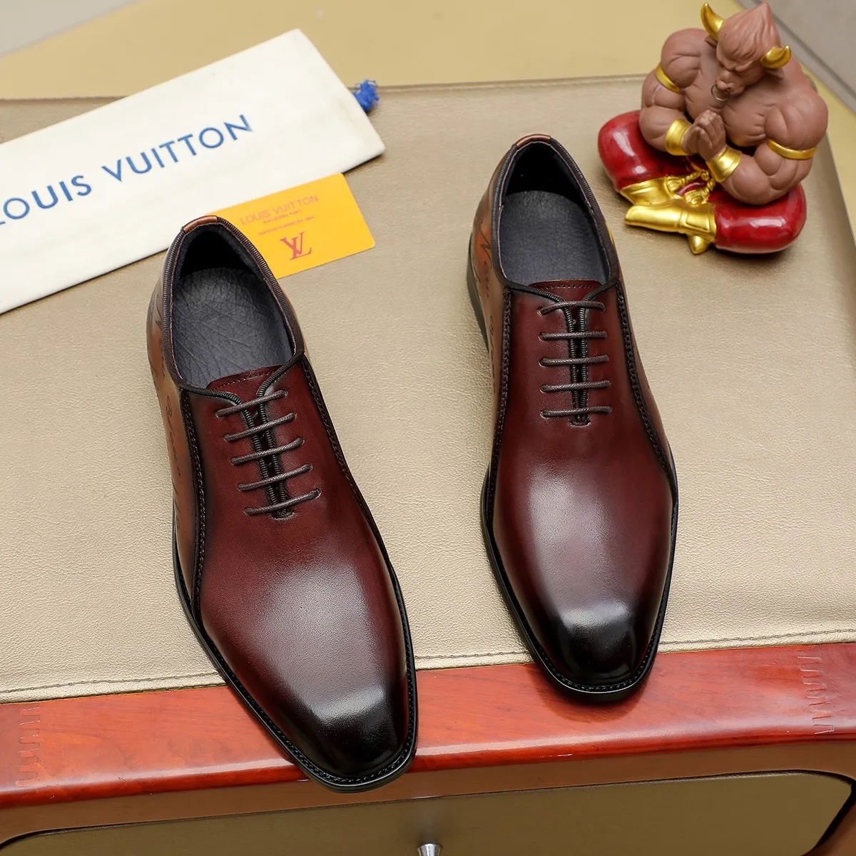 Men's shoes 💰620 💰 Louis Vuitton LV ® Autumn and Winter 🆕 models 🔛Full shoe counter First layer cowhide, 🐂leather lined casual shoes for men, super soft outsole, essential for driving. Counter synchronized original first layer cowhide completely 1:1 mold customization 🌹Top version, 2 colors available! Number: 38-45 (37.46. Customized)